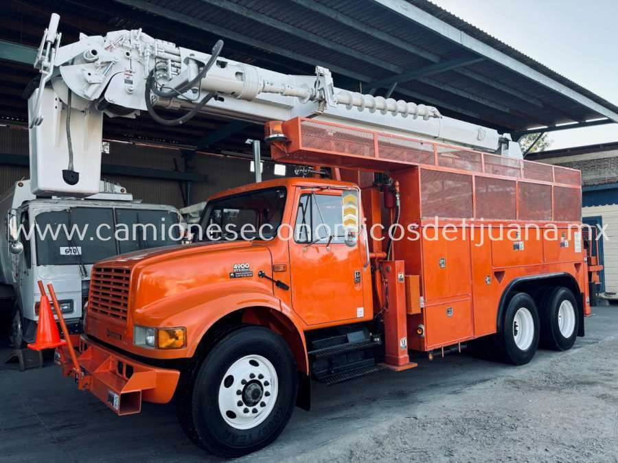 2001 INTERNATIONAL 4900 CAMION BARRENADOR CON CANASTILLA